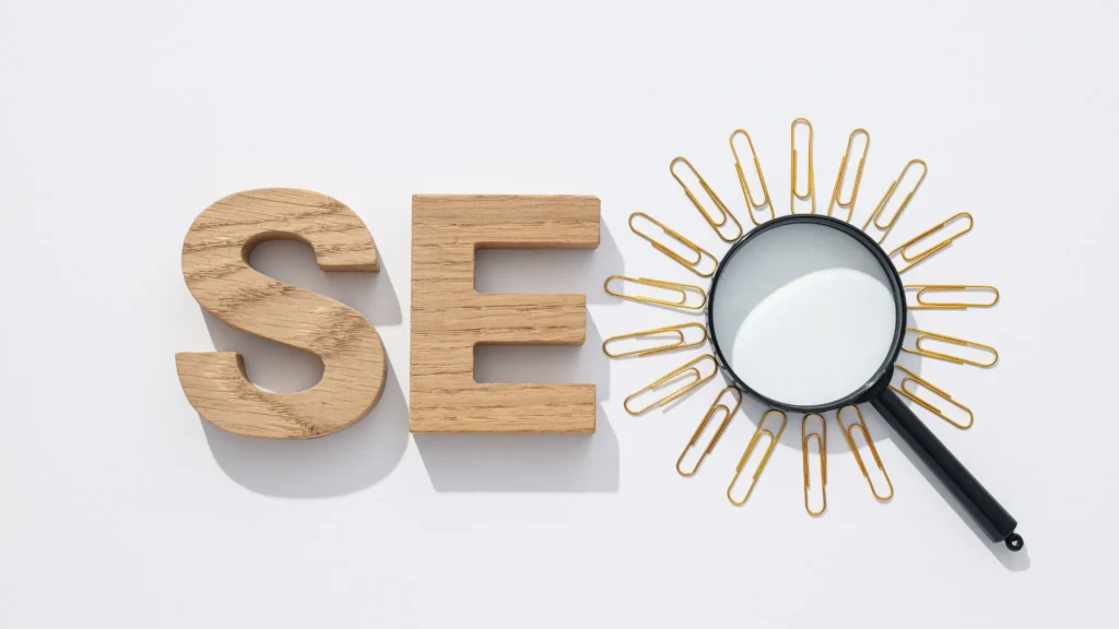Magnifying glass and wooden "SE" letters, symbolizing the importance of search visibility in SEO for Employment Lawyers.